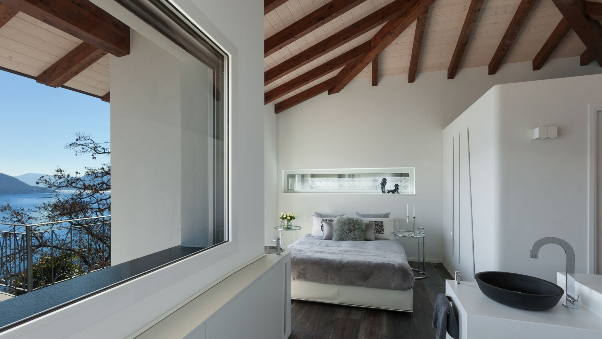 Chambre avec grande fenêtre dans les combles.