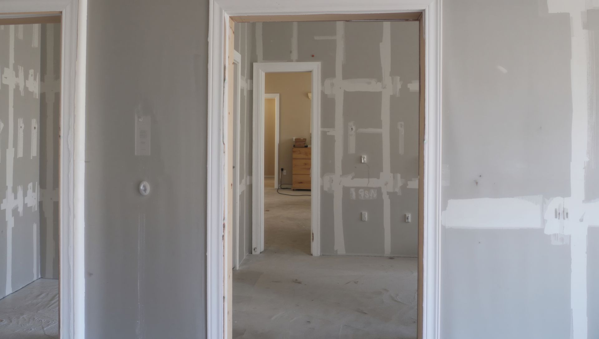 Vue intérieure de pièces en construction.