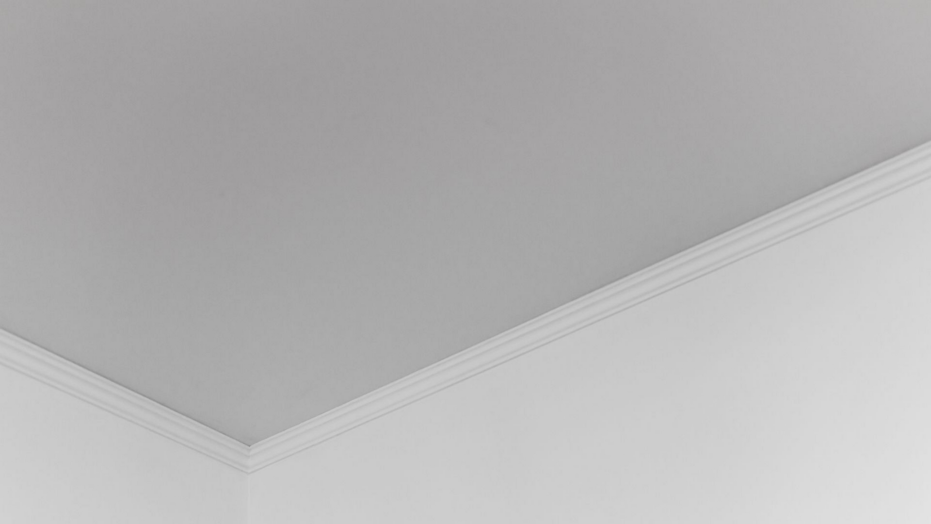 Plafond blanc avec moulures.