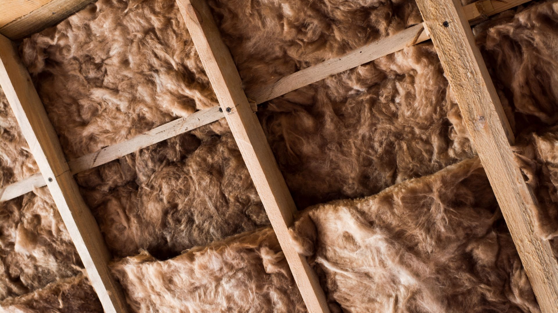 Isolation brune entre les chevrons en bois.