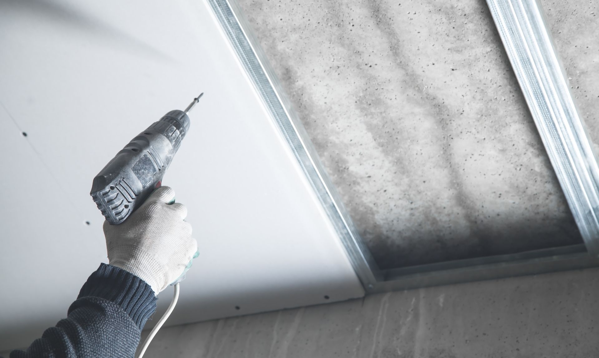 Plaques de plâtre au plafond.