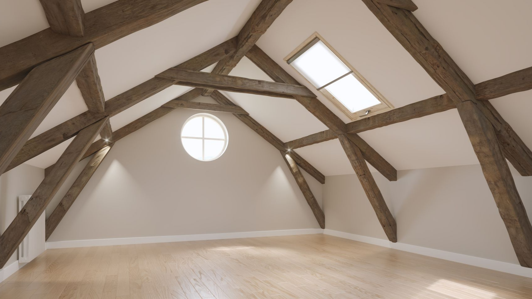 Pièce mansardée avec poutres apparentes.