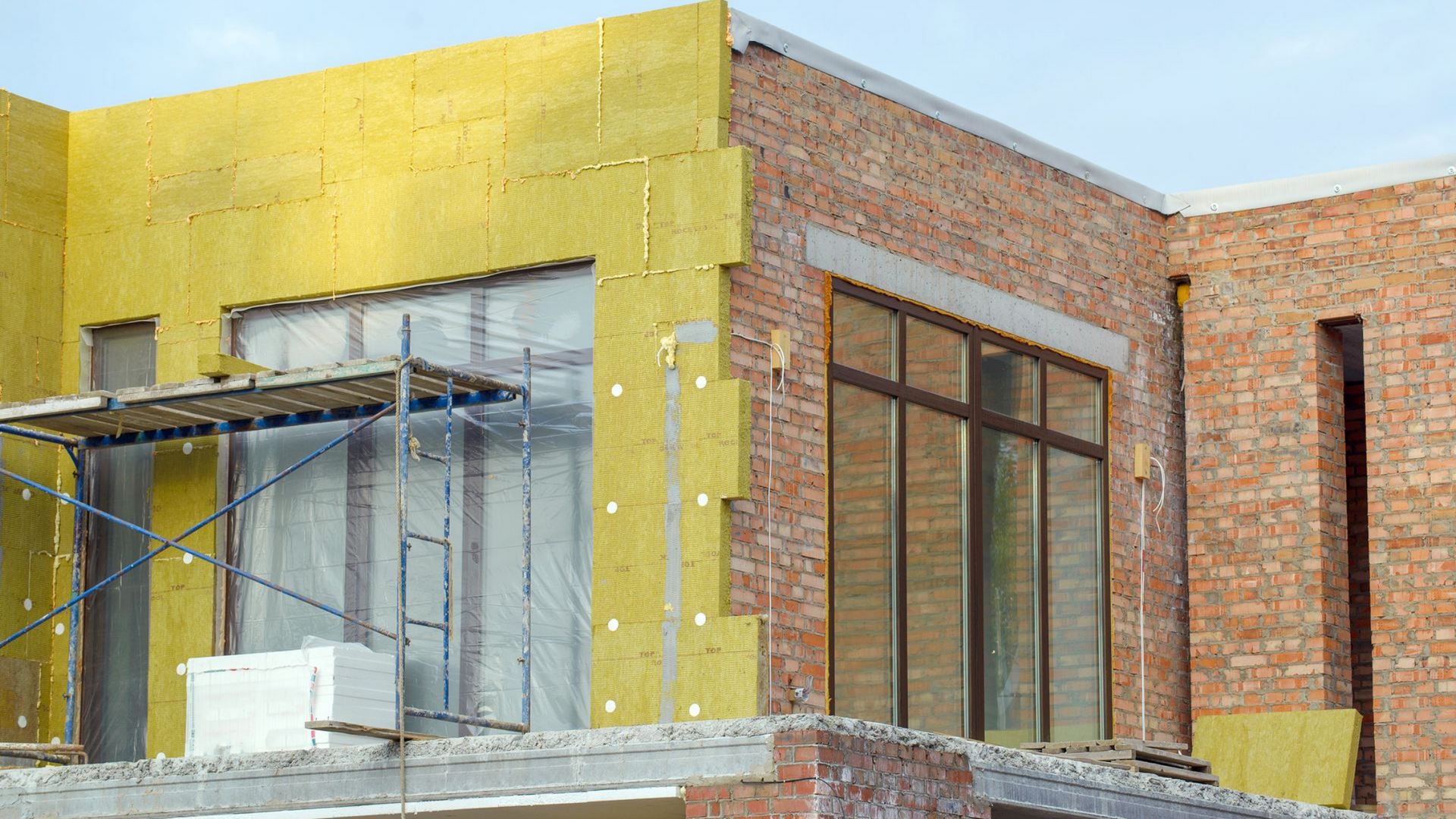 Bâtiment en construction avec isolation.