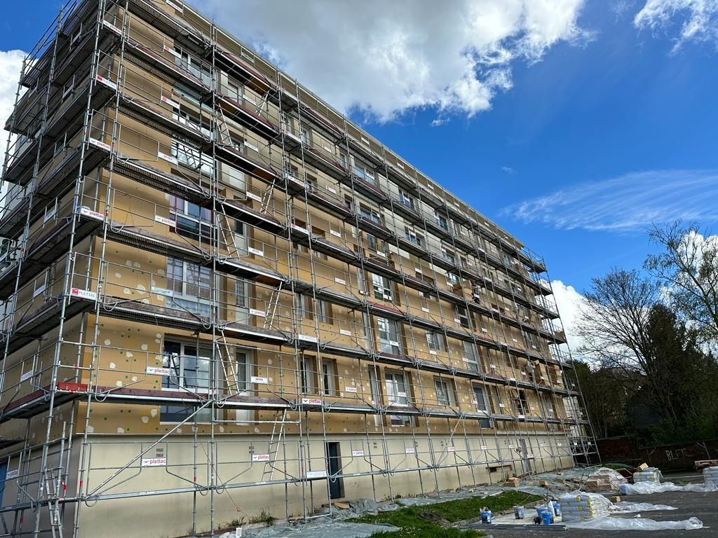 Façade du bâtiment en rénovation énergétique.