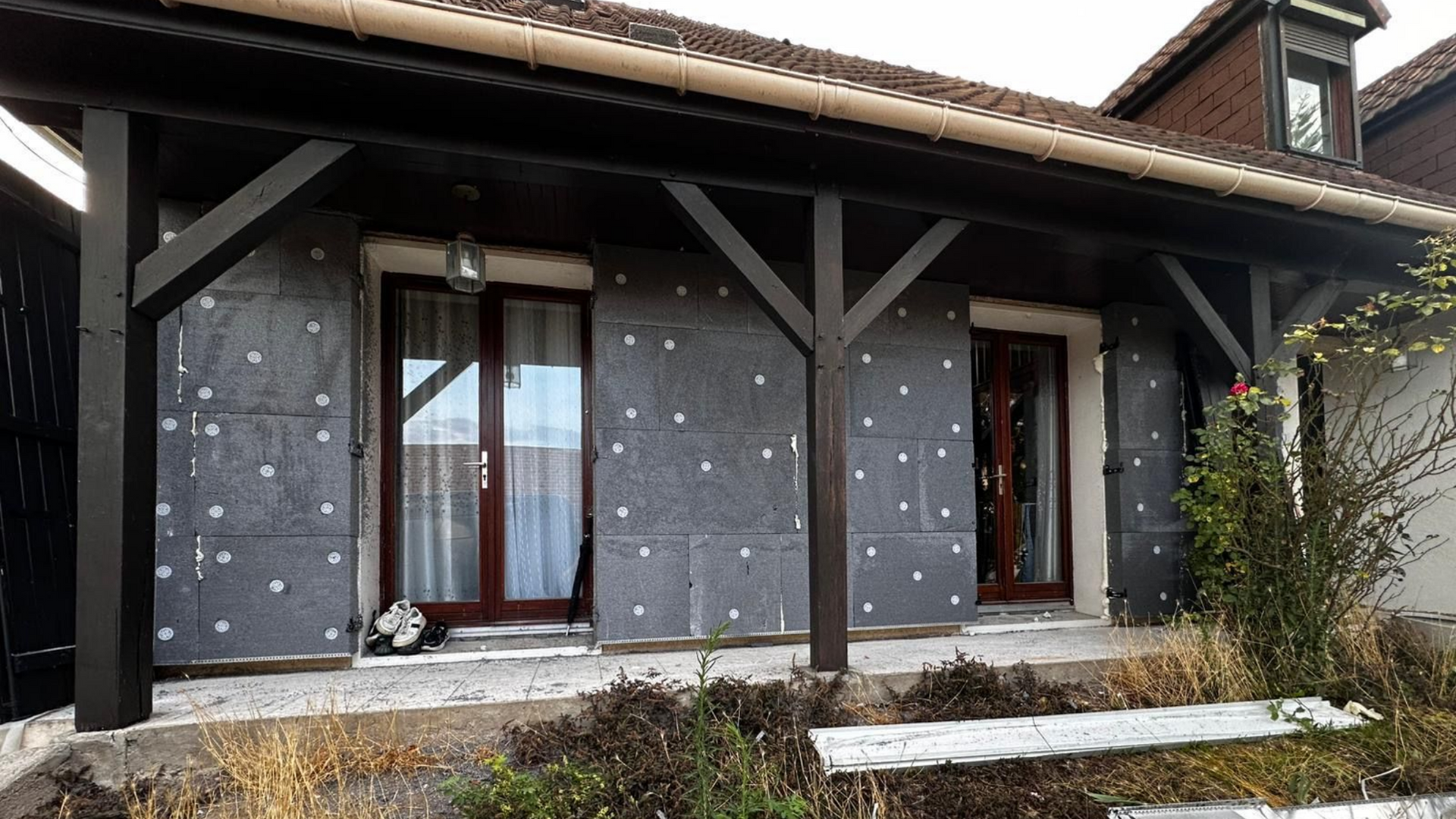 Extérieur de la maison avec isolation.