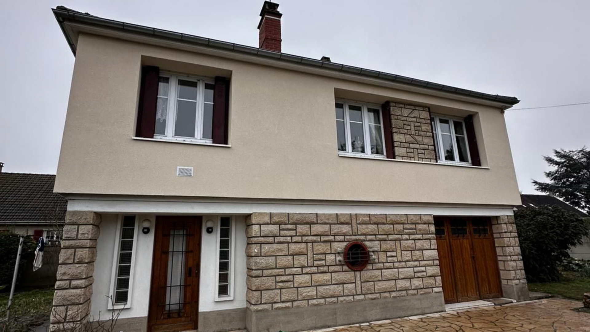 Façade de maison rénovée 