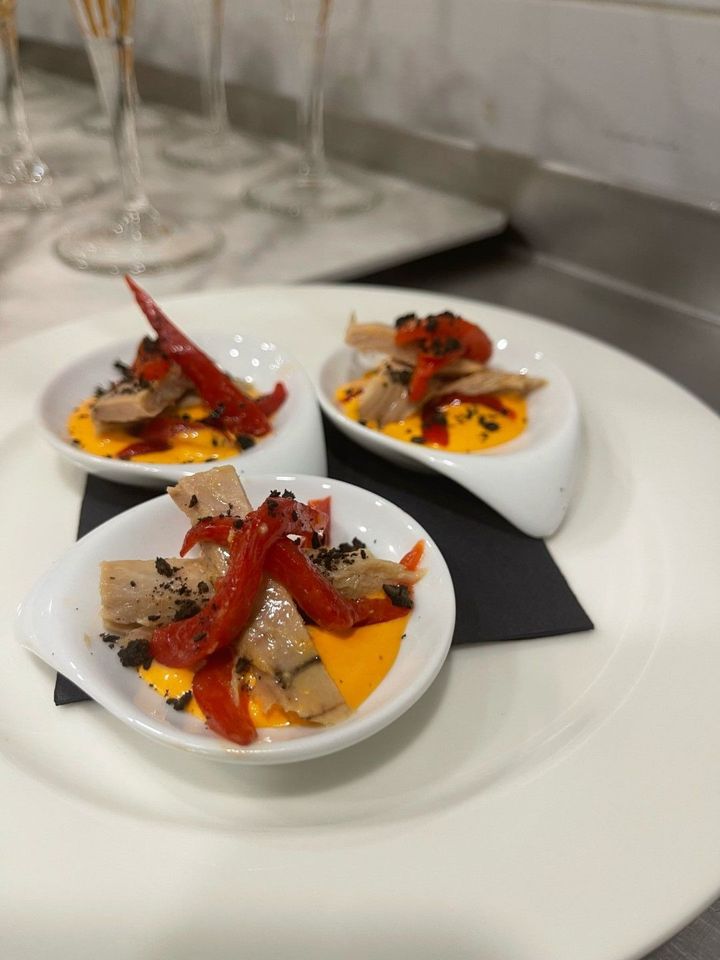 Tres tazones pequeños de comida en un plato blanco