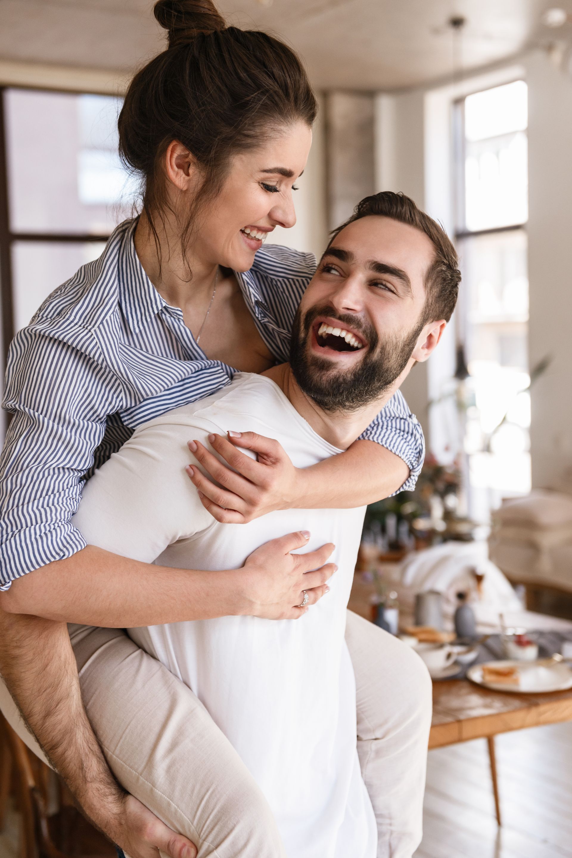 Un jeune couple heureux