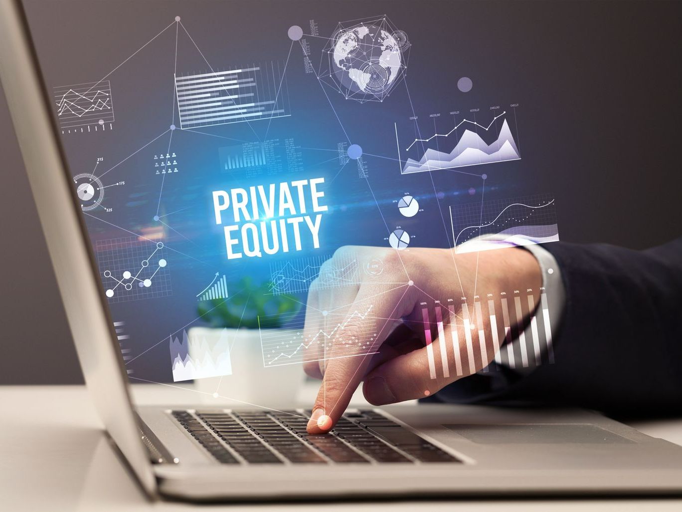 Un homme tape sur son clavier