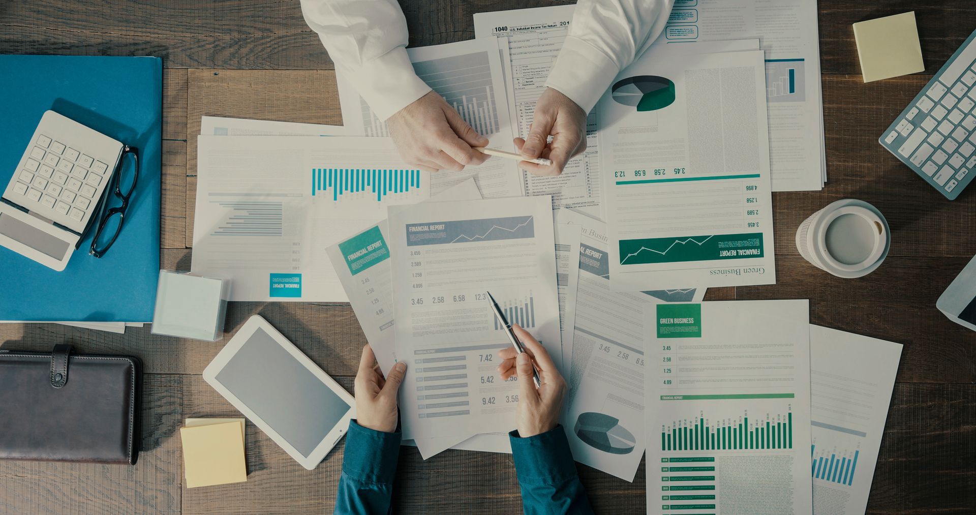 Deux personnes s'échangent des documents