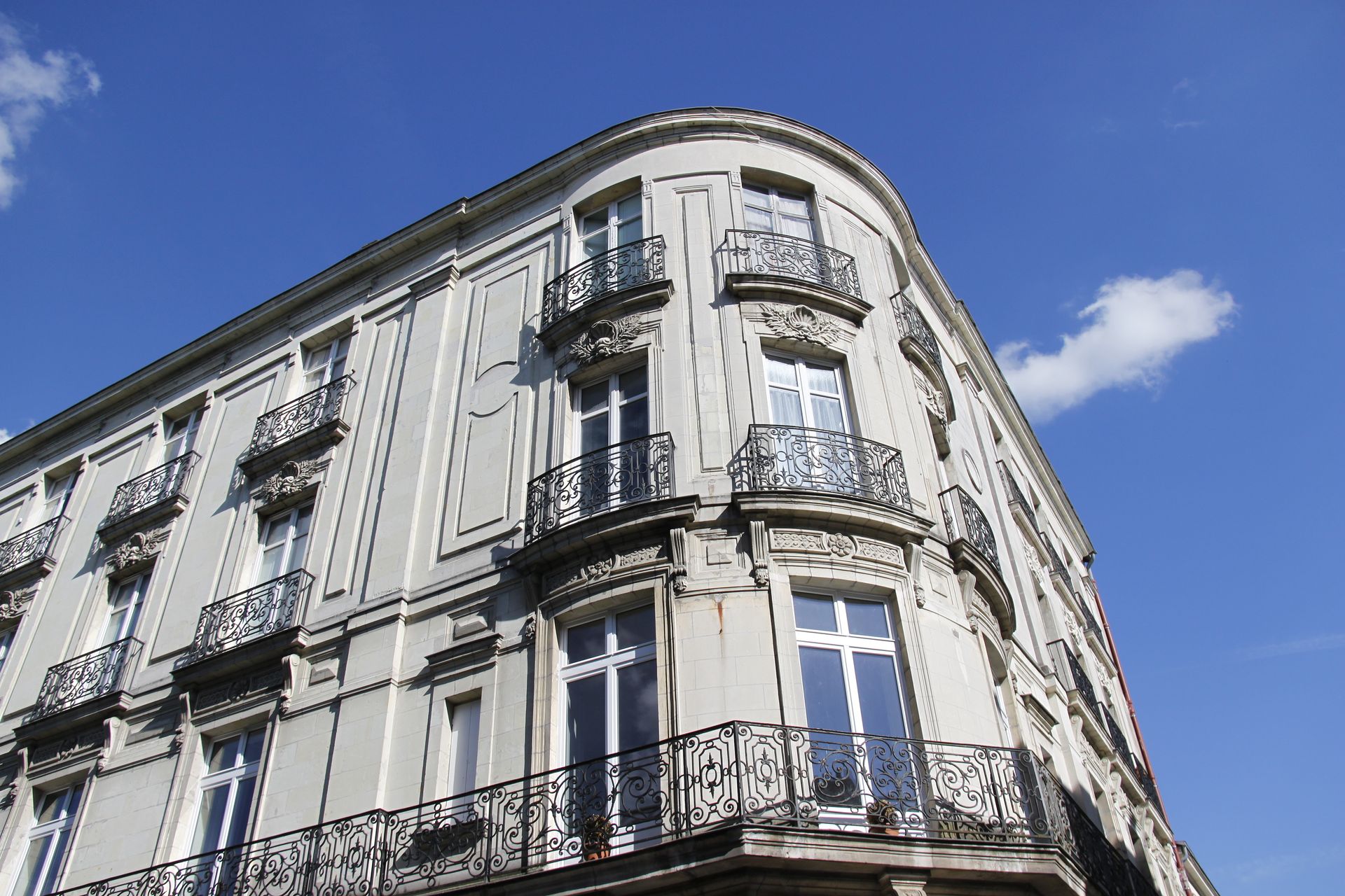 Immeuble arrondi dans l'angle