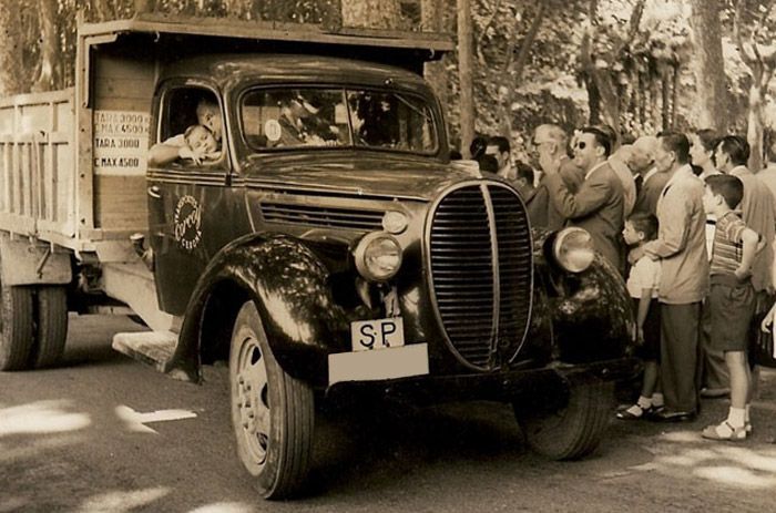 Un camión viejo con una matrícula que dice sp