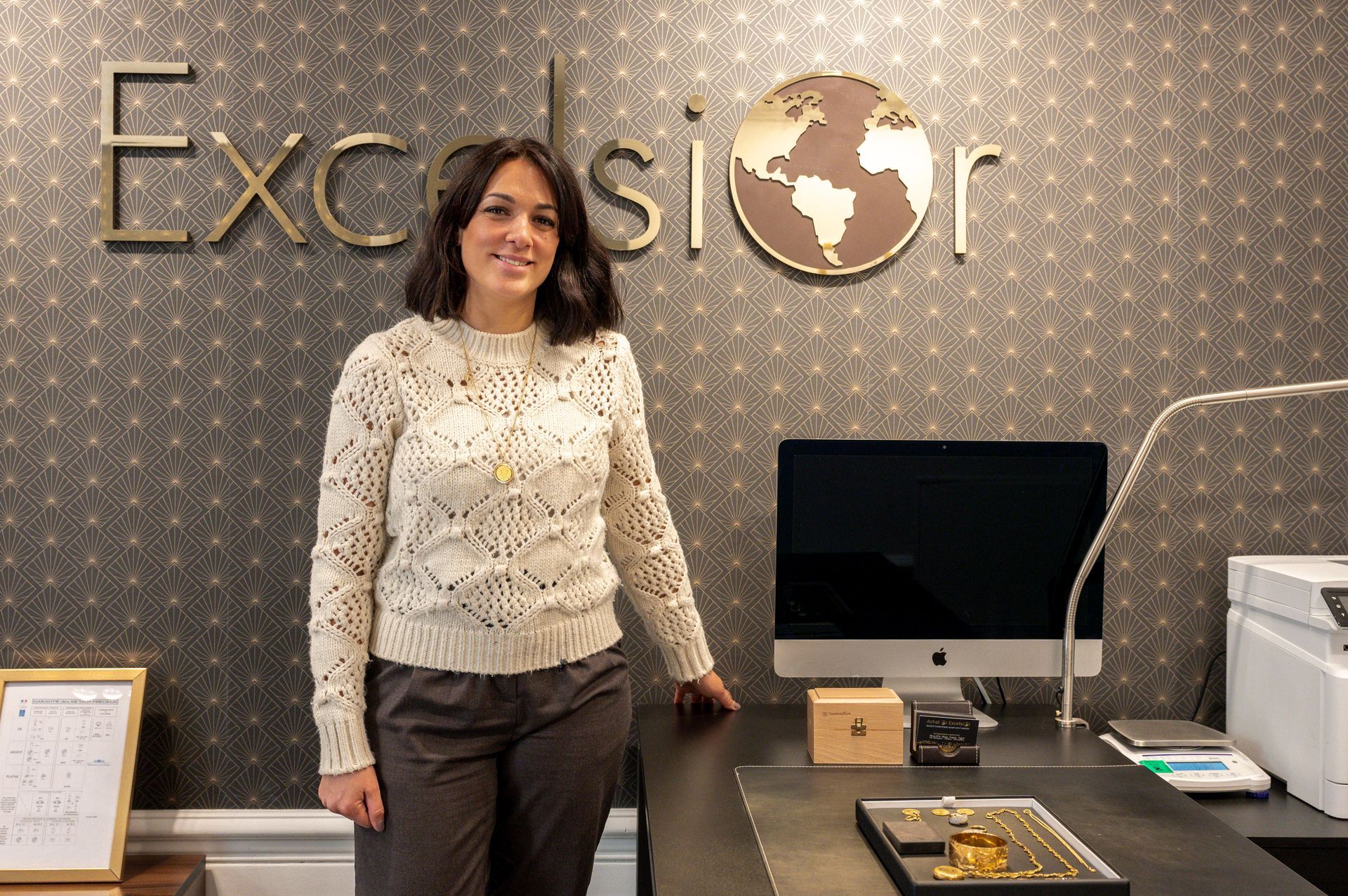 Responsable d'Excelsior devant son bureau