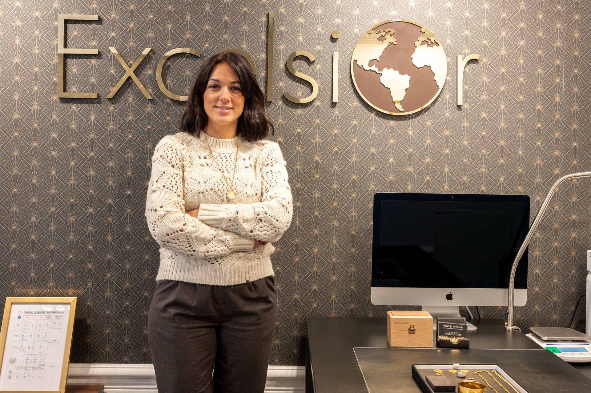 Professionnelle qui accueille ses clients