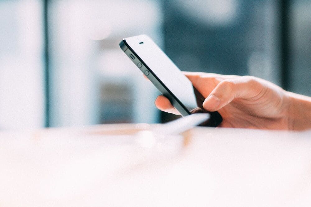 Una persona sostiene un teléfono celular en su mano.
