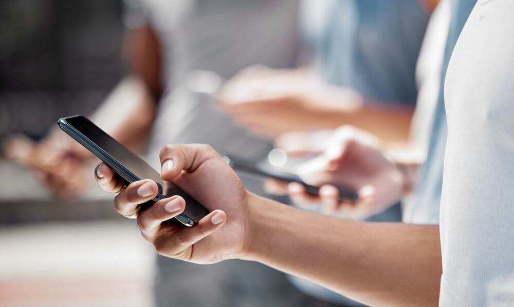 Una persona sostiene un teléfono celular en su mano.