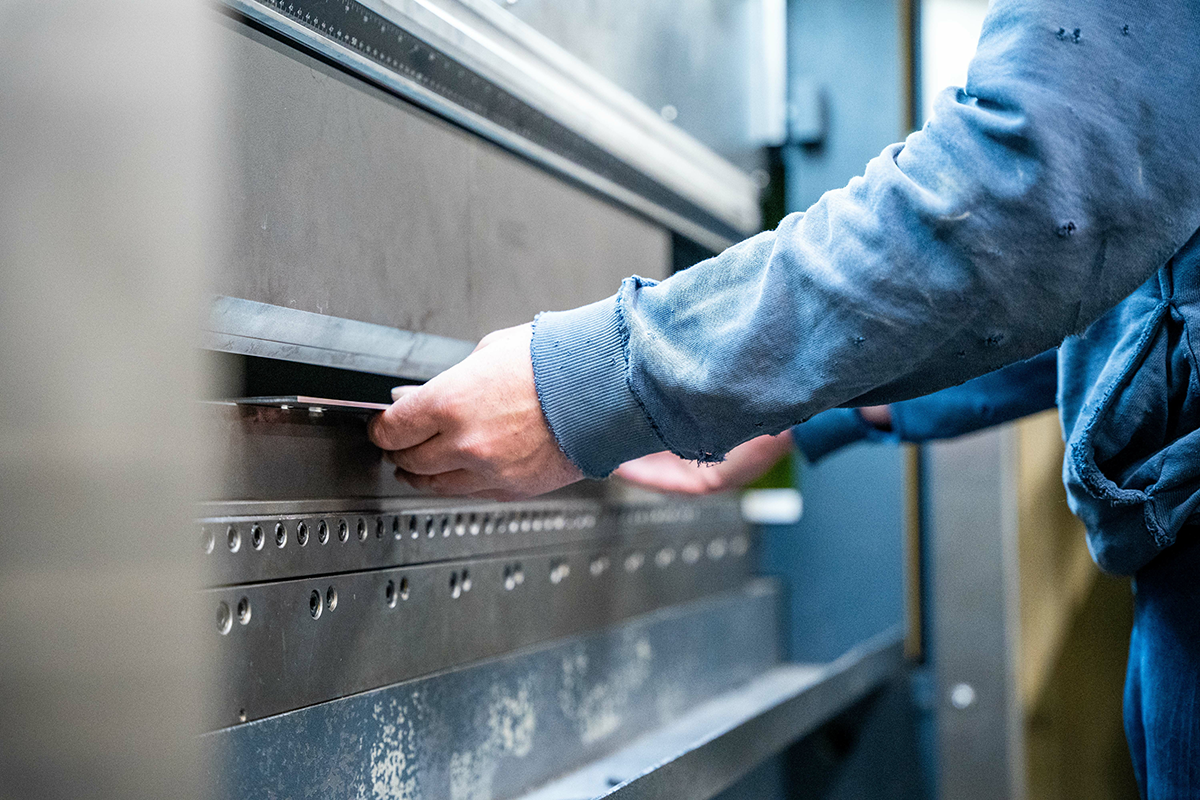 Un homme récupère une plaque métallique