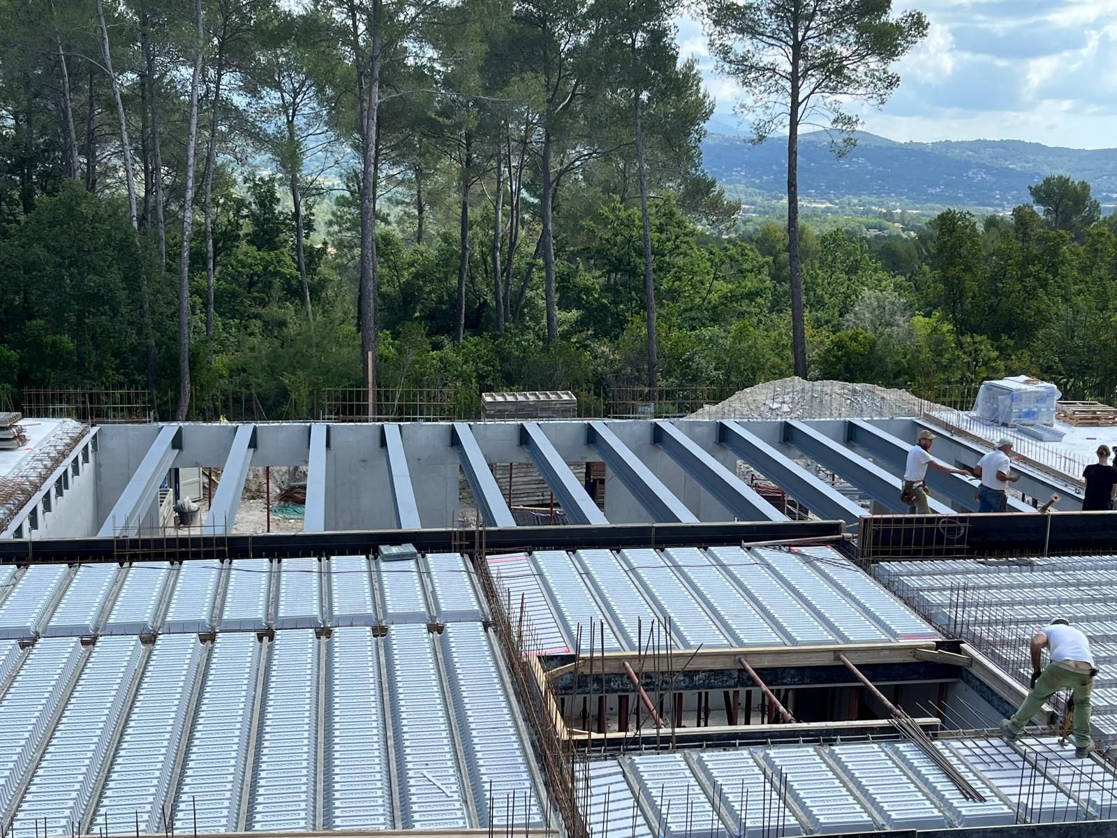 Charpente avec poutres métalliques