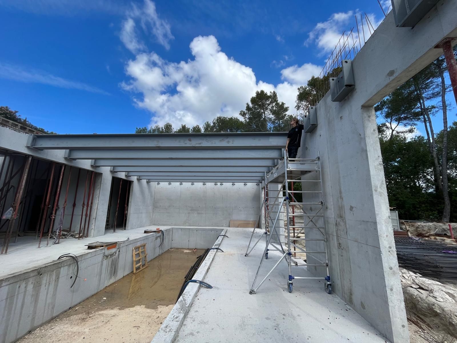 Chantier de construction avec poutres métalliques