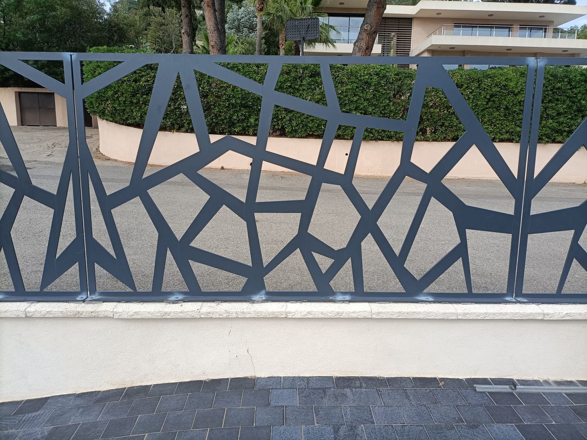 clôture ajourée en métal