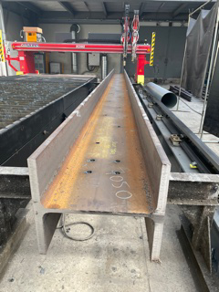 Une grande pièce de métal