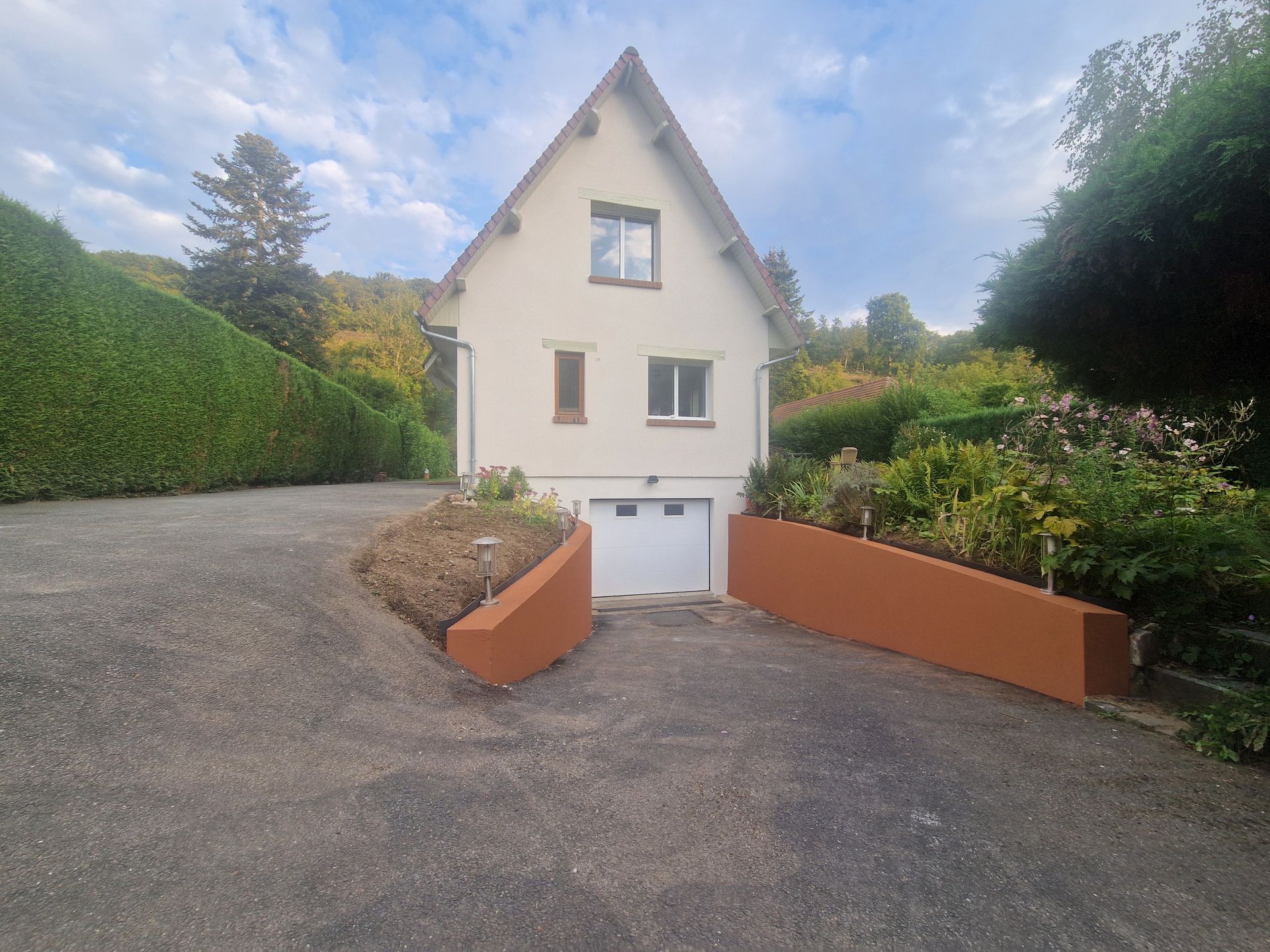 Maison à trois étages avec garage en sous-sol