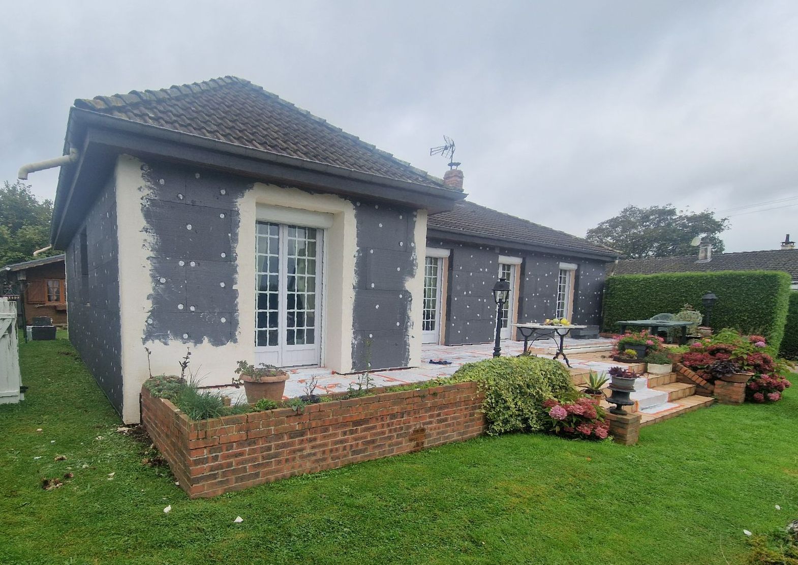 Maison avec jardin en train d'être rénovée pour l'isolation