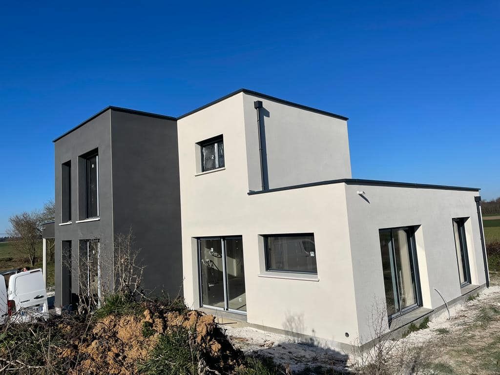 Maison à étages moderne blanche et noire