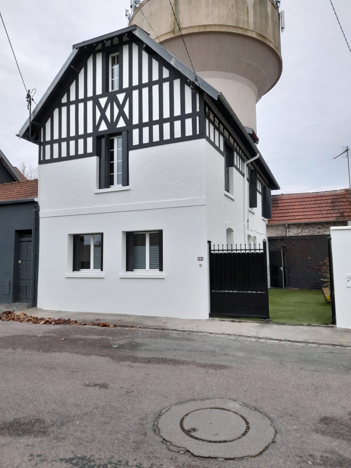 Façade de maison moderne et beige avec terrasse