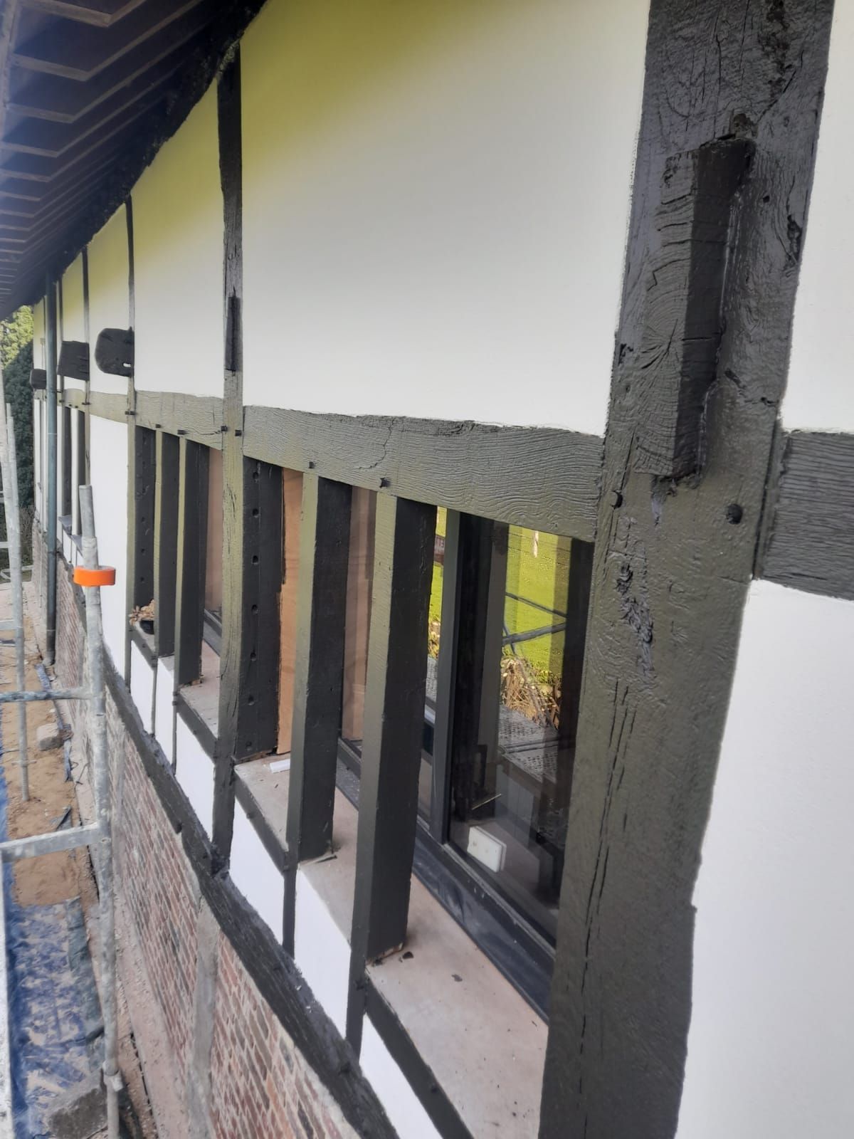 Échafaudage devant maison à colombages