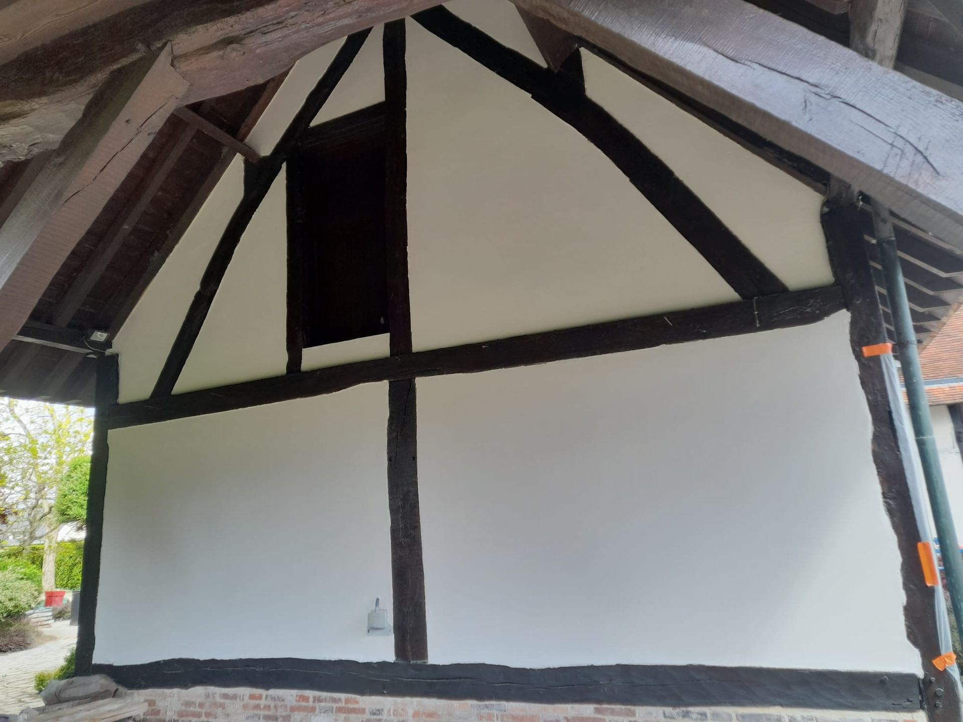 Maison à colombages blanche et marron