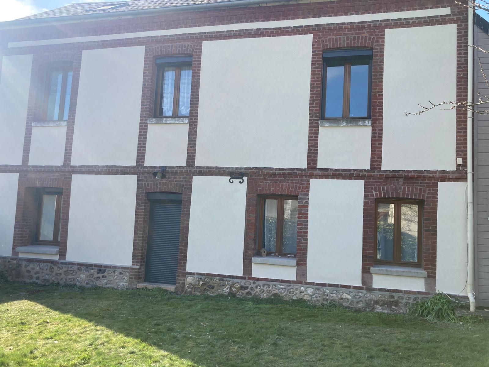 Façade d'une maison en brique rouge  fraîchement rénovée