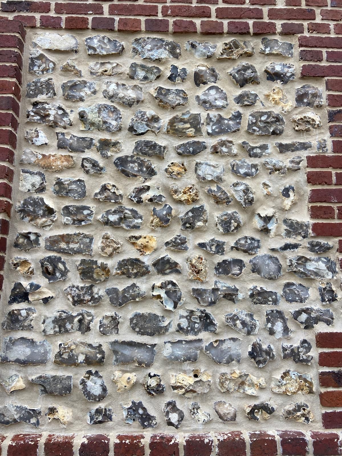 Mur de silex et de briques rejointé