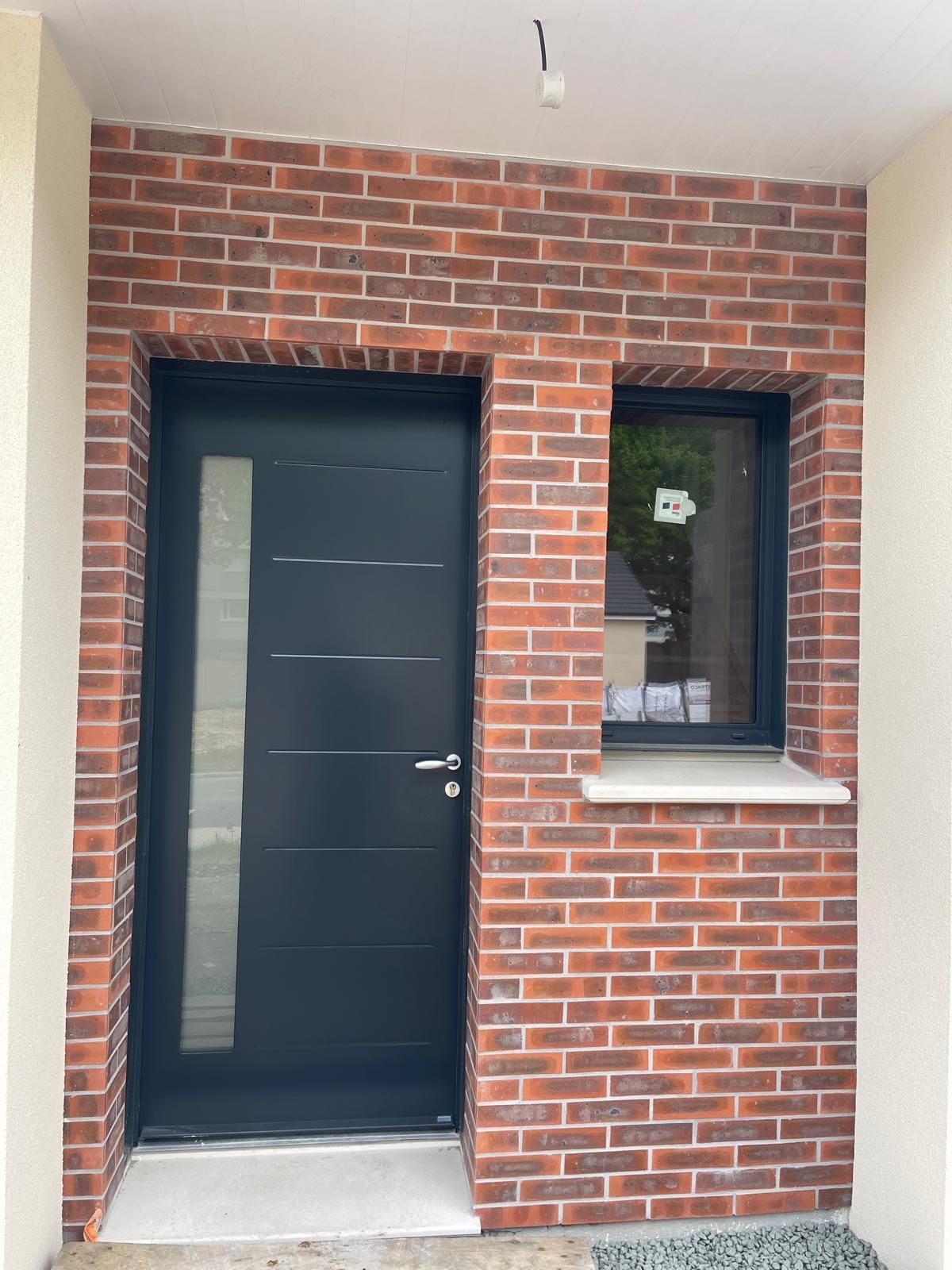 Entrée de maison avec des briques rouges