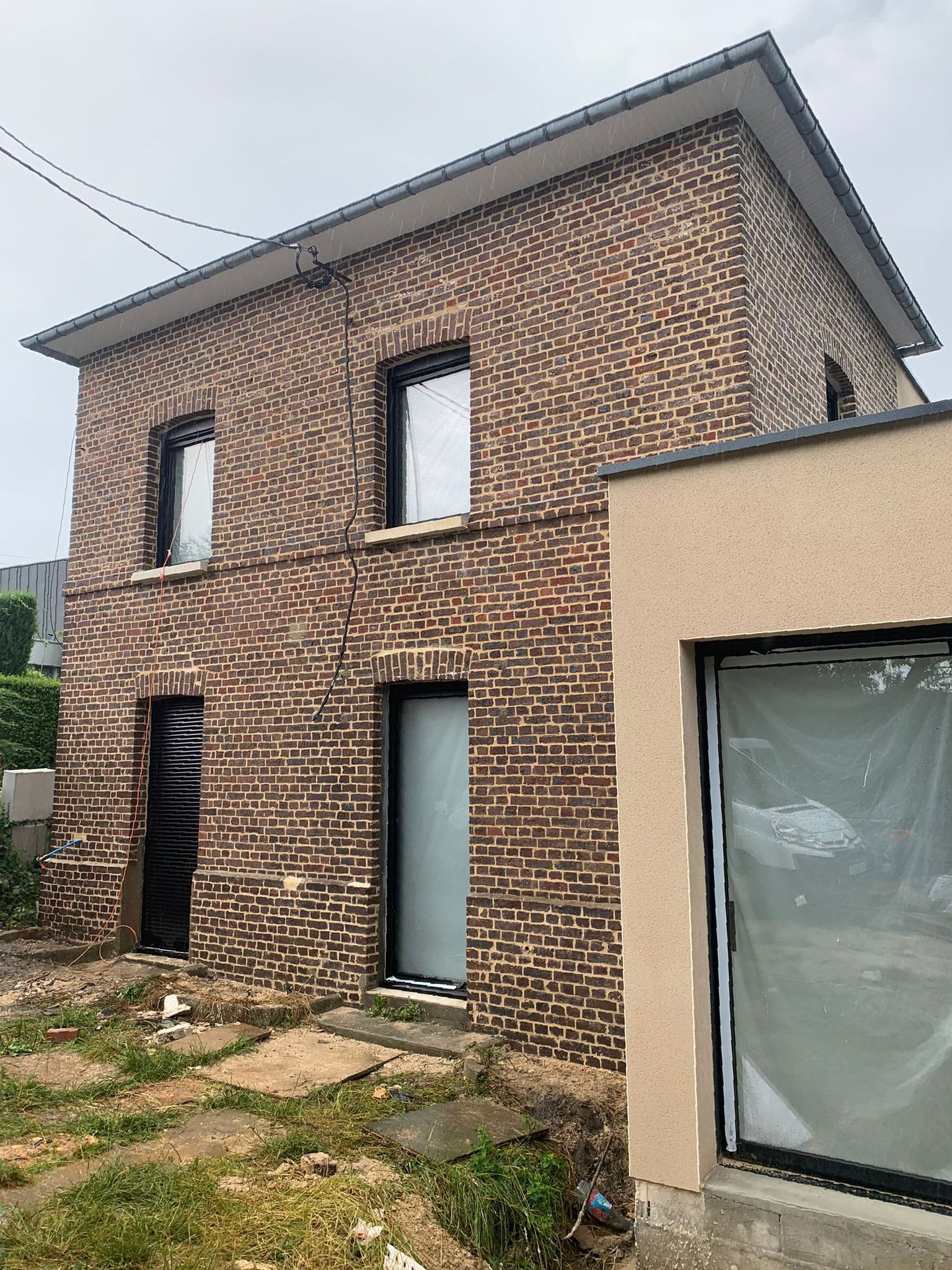 Maison en briques rouges avec une extension récente