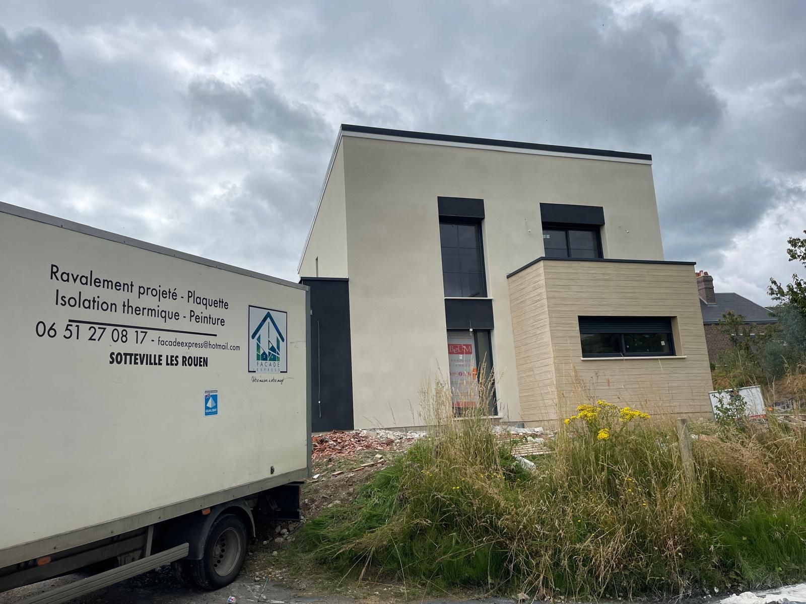 Panneau de Façade Express avec logo devant bâtiment refait à neuf