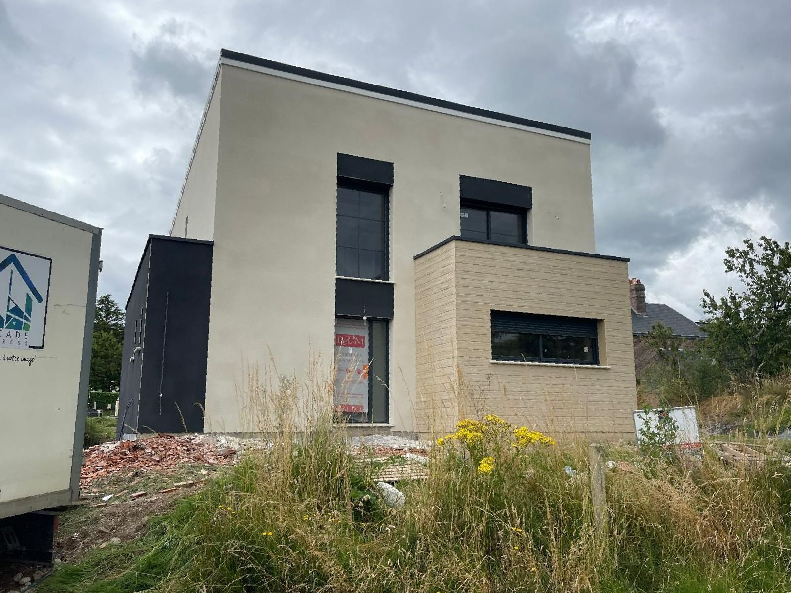 Logo Façade Express devant un bâtiment refait