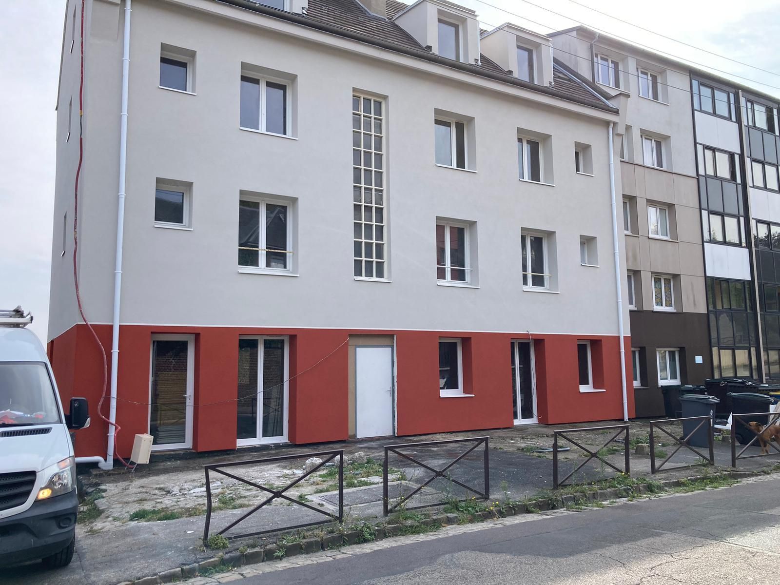 Immeuble blanc et rouge dans la ville