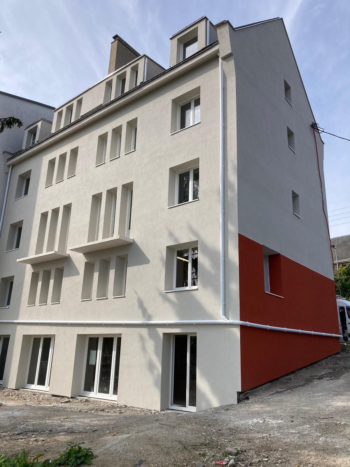 Immeuble blanc et rouge