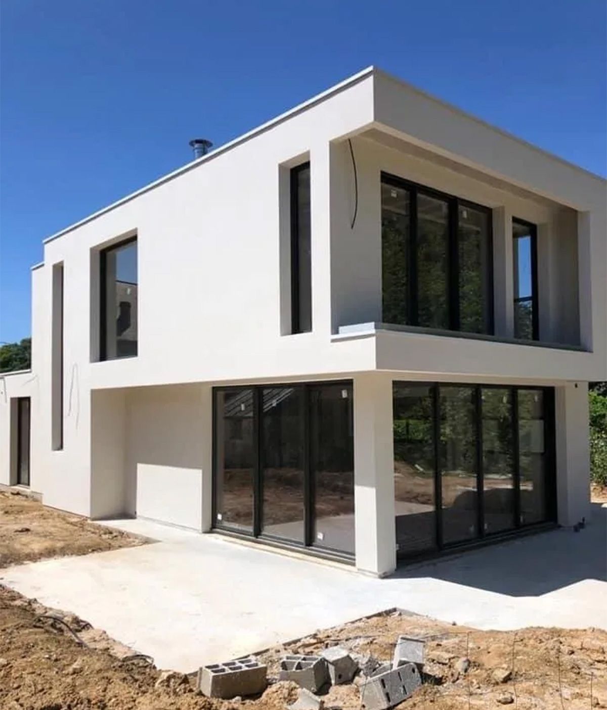 Maison individuelle construite sur un terrain en chantier
