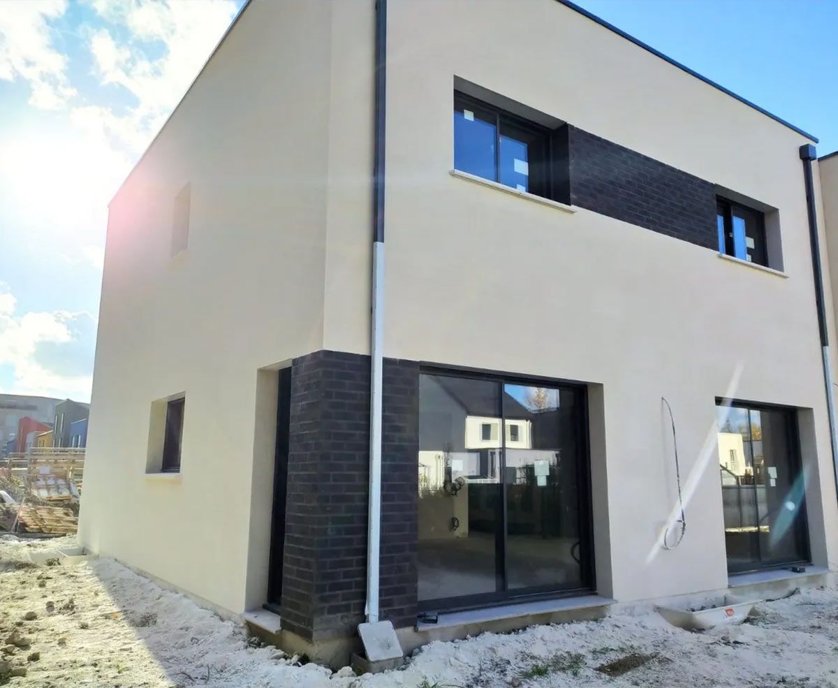 Maison deux étages avec façade parfaite