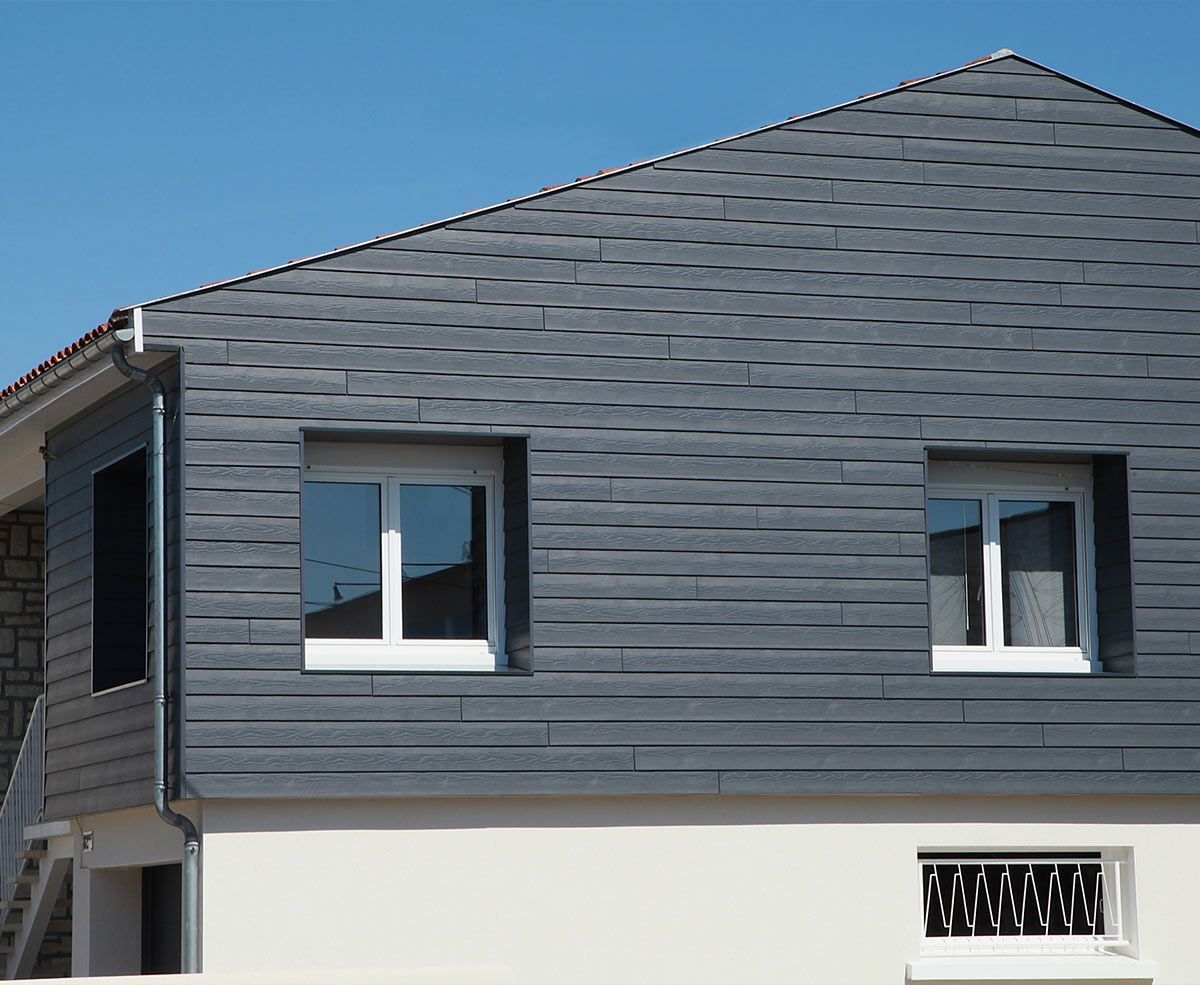 Maison avec bardage en bois foncé