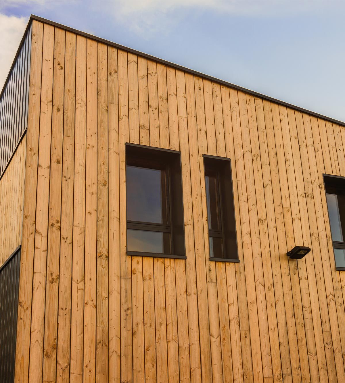 Maison avec bardage en bois clair