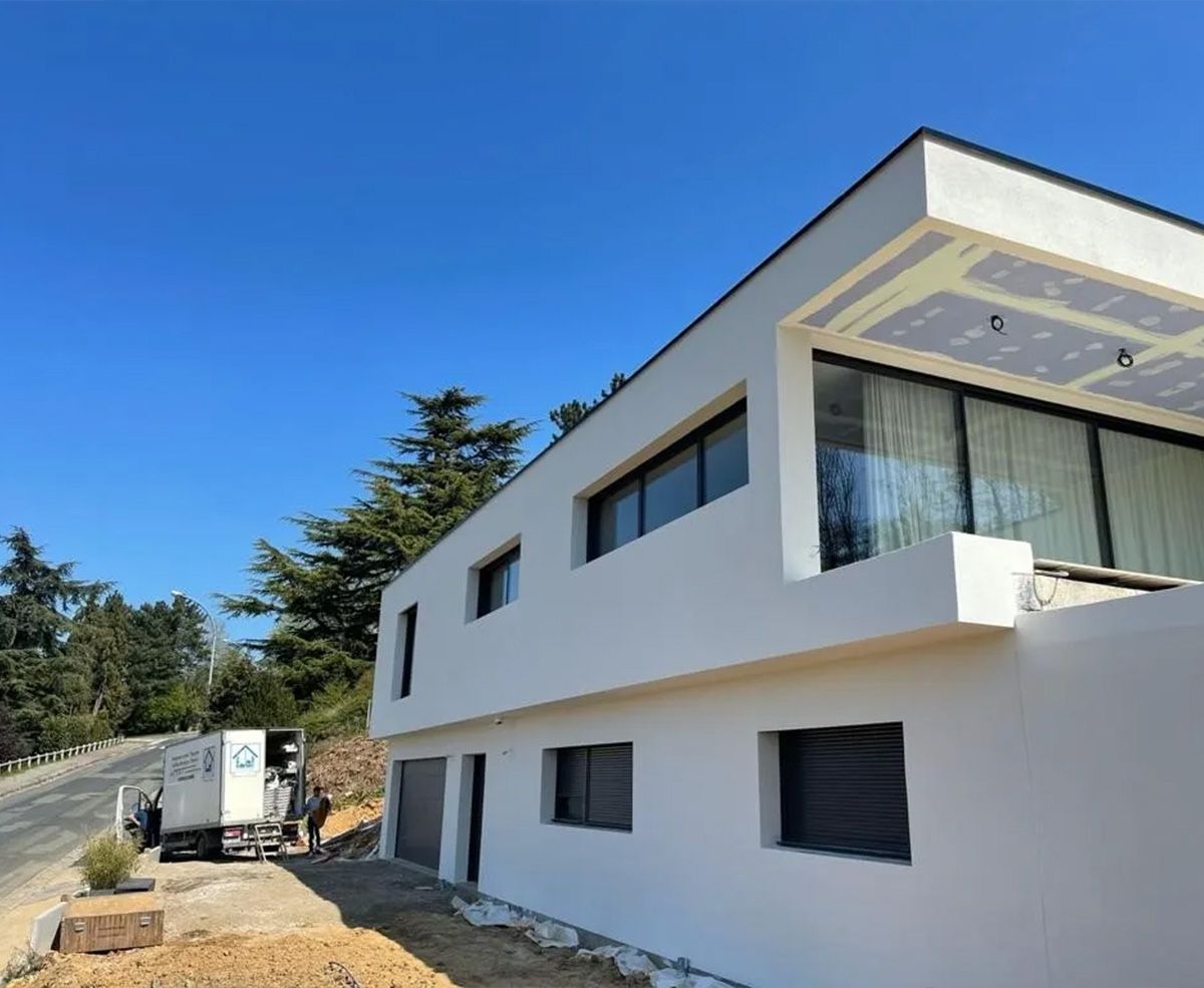 Chantier d'une maison réalisé par Façade Express avec camion derrière