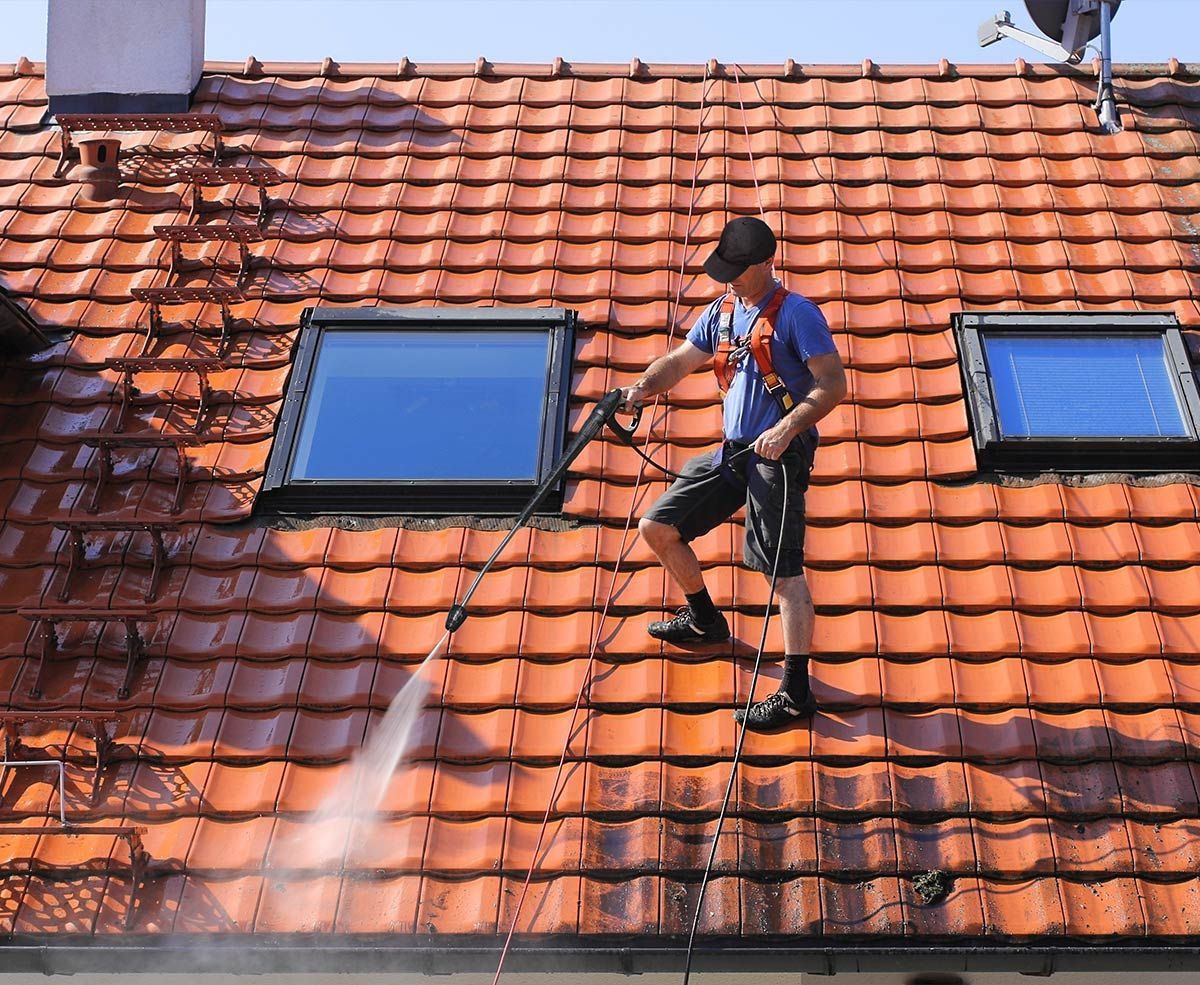 Réalisation du nettoyage d'une toiture