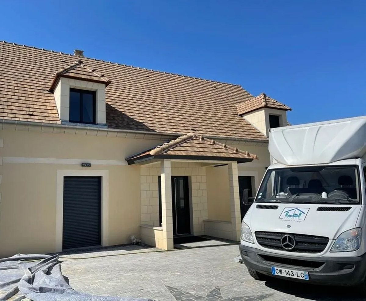 Camion Façade Express devant maison refaite à neuf