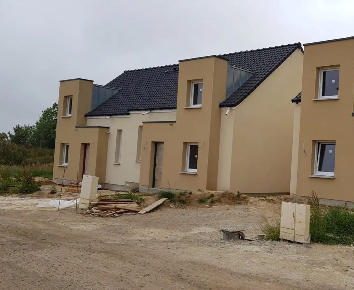 Façade de maison en chantier dans un lotissement