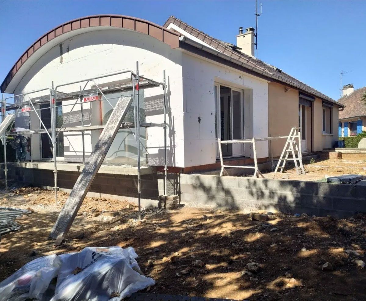 Chantier de revêtement de façade avec échafaudage