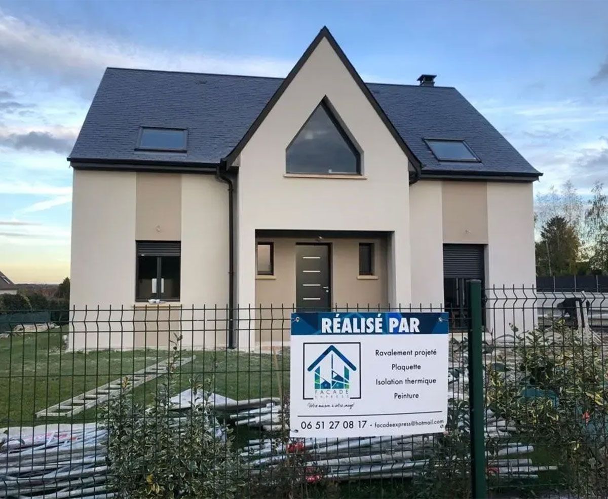 Panneau de travaux réalisée par Façade Express edevant une maison