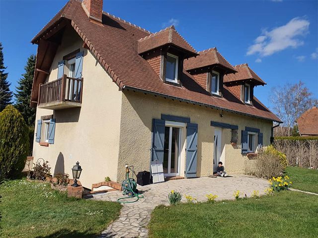 Belle maison avec volets bleus